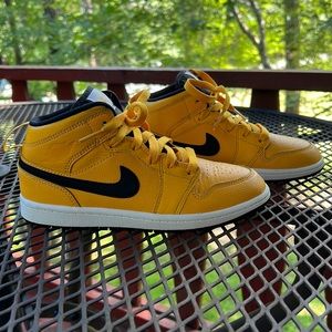 Air Jordan 1 Mid University Gold / Black Size 2.5